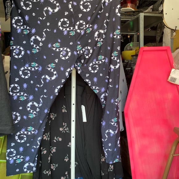 NWT BeetleJuice Hot Topic Sandworm Leggings - Picture 4 of 4